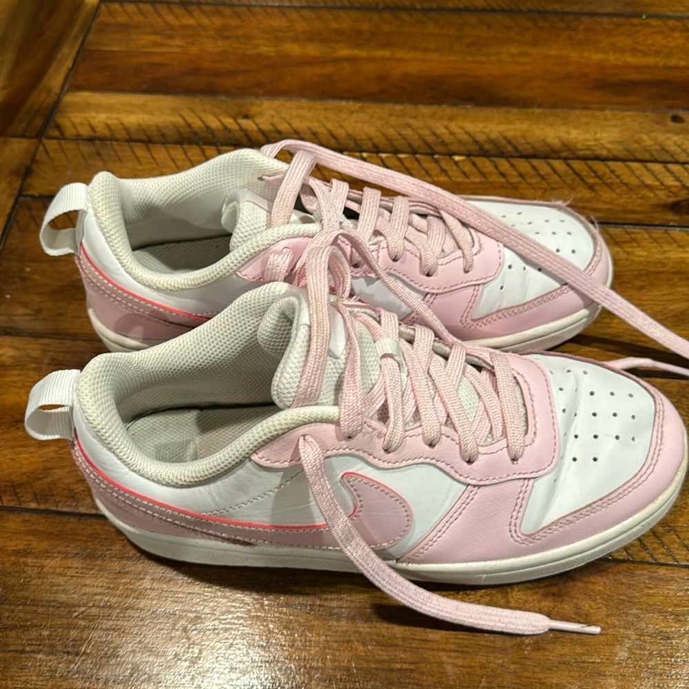 Like new girls Nike white and pink shoes. Size 5Y. Worn very few times.